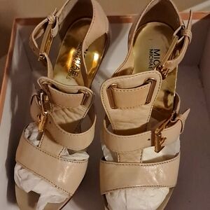 Michael Kors Gansevoort Platform size:6 color : Pumice